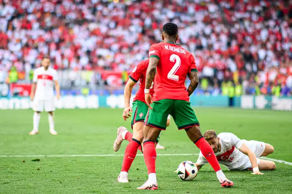 Bồ Đào Nha vào bán kết World Cup 2006 sau hơn 40 năm
